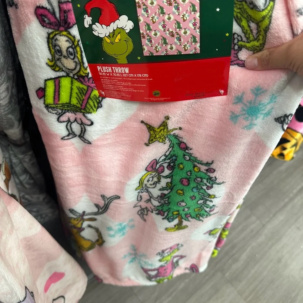 Dr. Seuss Grinch Pink Christmas Plush Throw